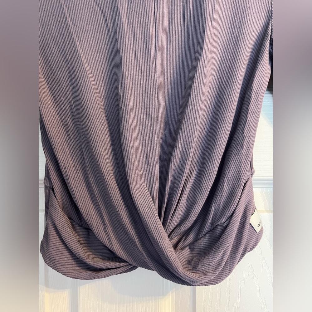 Vuori Women's Long Sleeve Cove Twist Front Top Cropped Purple cover Pilates - Picture 4 of 7